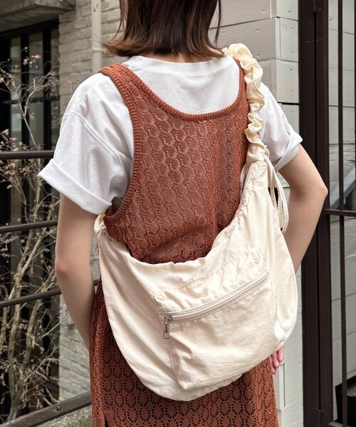 CIAOPANIC TYPY（チャオパニックティピー）の「【yukino企画】ナイロンギャザーショルダーポケット付きショルダー（トートバッグ・レディース・イエロー/チャコールグレー/オフホワイト/サックスブルー・ONE SIZE）」の2枚目の写真