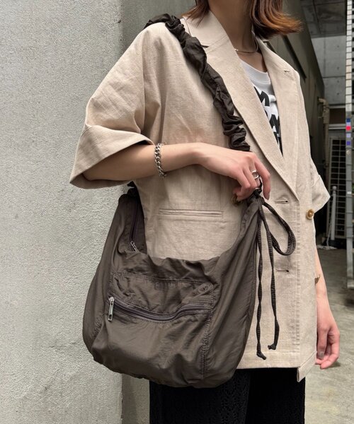 CIAOPANIC TYPY（チャオパニックティピー）の「【yukino企画】ナイロンギャザーショルダーポケット付きショルダー（トートバッグ・レディース・イエロー/チャコールグレー/オフホワイト/サックスブルー・ONE SIZE）」の3枚目の写真