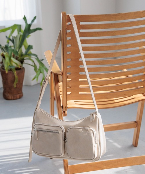 LOWRYS FARM(ローリーズファーム)の「ポケツキショルダーBAG 497882(ショルダーバッグ・レディース・アイボリー/ブラック/ブラウン・FREE)」の2枚目の写真