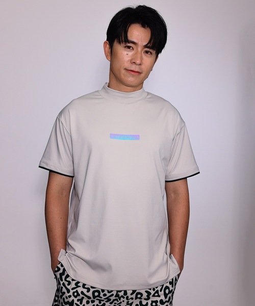 IRISHMAN(アイリッシュマン)の「【AURORA REFLECT】signature logo mock neck pullover / 光るモックネックプルオーバー(UNISEX)(Tシャツ/カットソー・メンズ・ライトグレー/ベージュ/グレー・L/M/S/XL)」の4枚目の写真