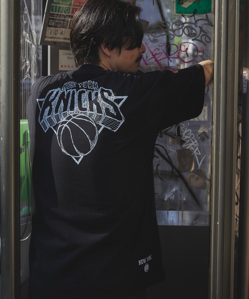 The DUFFER of ST.GEORGE(ザダファーオブセントジョージ)の「NBA「NEW YORK KNICKS」:NBA別注 ニューヨークニックス Tシャツ(Tシャツ/カットソー・メンズ・ブラック・SMALL/MEDIUM/LARGE)」の6枚目の写真
