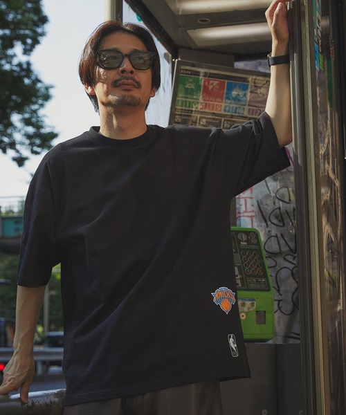 The DUFFER of ST.GEORGE(ザダファーオブセントジョージ)の「NBA「NEW YORK KNICKS」:NBA別注 ニューヨークニックス Tシャツ(Tシャツ/カットソー・メンズ・ブラック・SMALL/MEDIUM/LARGE)」の5枚目の写真