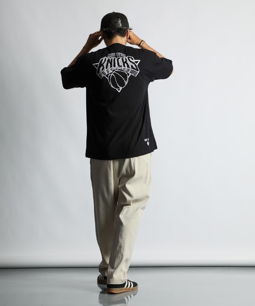The DUFFER of ST.GEORGE(ザダファーオブセントジョージ)の「NBA「NEW YORK KNICKS」:NBA別注 ニューヨークニックス Tシャツ(Tシャツ/カットソー・メンズ・ブラック・SMALL/MEDIUM/LARGE)」の3枚目の写真