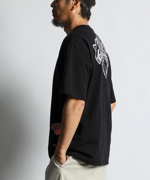 The DUFFER of ST.GEORGE(ザダファーオブセントジョージ)の「NBA「NEW YORK KNICKS」:NBA別注 ニューヨークニックス Tシャツ(Tシャツ/カットソー・メンズ・ブラック・SMALL/MEDIUM/LARGE)」の4枚目の写真