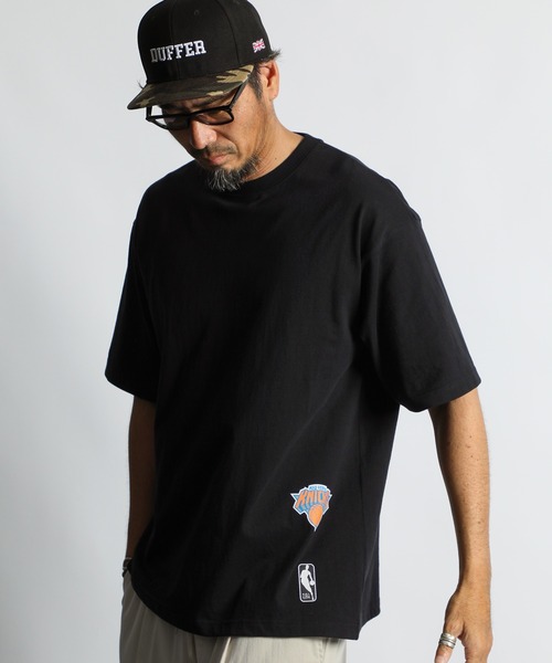 The DUFFER of ST.GEORGE(ザダファーオブセントジョージ)の「NBA「NEW YORK KNICKS」:NBA別注 ニューヨークニックス Tシャツ(Tシャツ/カットソー・メンズ・ブラック・SMALL/MEDIUM/LARGE)」の2枚目の写真