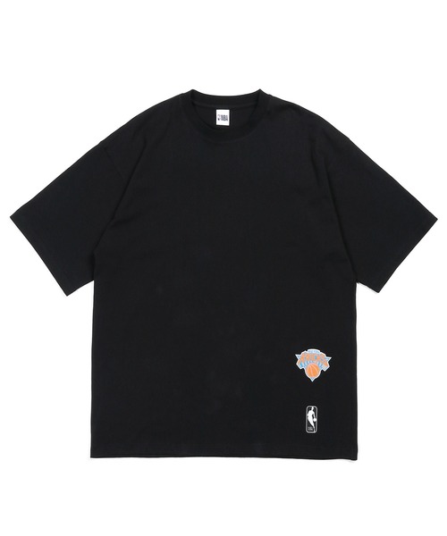The DUFFER of ST.GEORGE(ザダファーオブセントジョージ)の「NBA「NEW YORK KNICKS」:NBA別注 ニューヨークニックス Tシャツ(Tシャツ/カットソー・メンズ・ブラック・SMALL/MEDIUM/LARGE)」の7枚目の写真