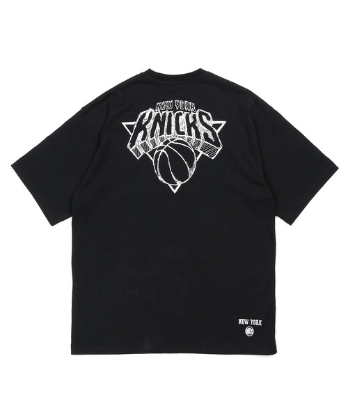 The DUFFER of ST.GEORGE(ザダファーオブセントジョージ)の「NBA「NEW YORK KNICKS」:NBA別注 ニューヨークニックス Tシャツ(Tシャツ/カットソー・メンズ・ブラック・SMALL/MEDIUM/LARGE)」の8枚目の写真