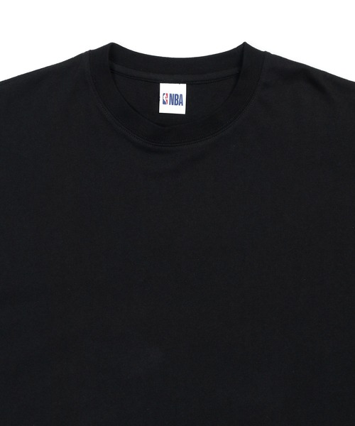 The DUFFER of ST.GEORGE(ザダファーオブセントジョージ)の「NBA「NEW YORK KNICKS」:NBA別注 ニューヨークニックス Tシャツ(Tシャツ/カットソー・メンズ・ブラック・SMALL/MEDIUM/LARGE)」の9枚目の写真