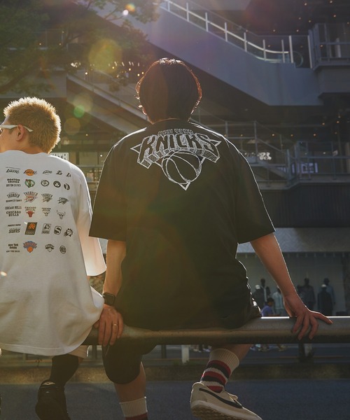 The DUFFER of ST.GEORGE(ザダファーオブセントジョージ)の「NBA「NEW YORK KNICKS」:NBA別注 ニューヨークニックス Tシャツ(Tシャツ/カットソー・メンズ・ブラック・SMALL/MEDIUM/LARGE)」の13枚目の写真
