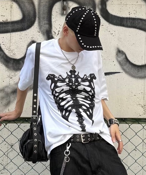 XU(エックスユー)の「【Never mind the XU】metal born tee / 【ネバーマインド ザ エックスユー】メタルボーン半袖Tシャツ(Tシャツ/カットソー・メンズ・ブラック/ホワイト・ONE SIZE)」の1枚目の写真