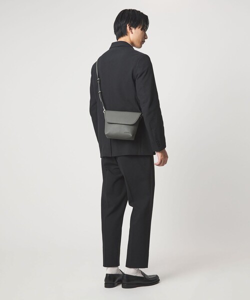 green label relaxing（グリーンレーベルリラクシング）の「シボ レザーライク フラップ ショルダーバッグ（ショルダーバッグ・メンズ・ベージュ/ブラック/グレー系・FREE）」の9枚目の写真