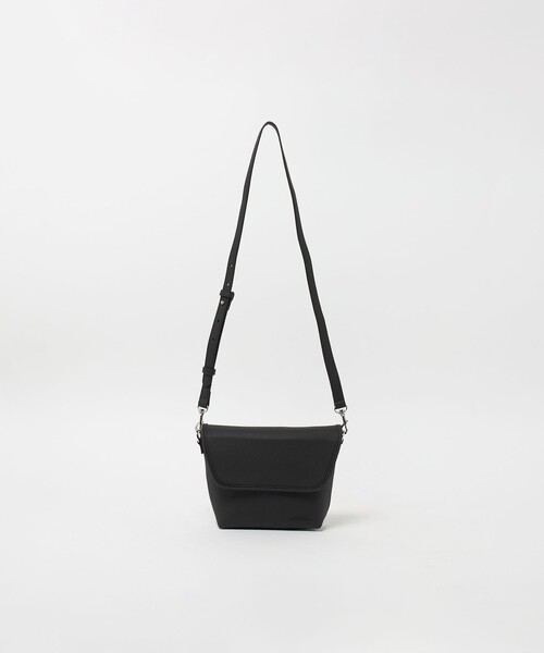 ✨極美品✨courrèges ブラックレザーショルダーバッグ　シボ革　前面ロゴ シボ レザーライク フラップ ショルダーバッグ（ショルダーバッグ