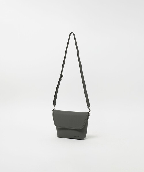 green label relaxing（グリーンレーベルリラクシング）の「シボ レザーライク フラップ ショルダーバッグ（ショルダーバッグ・メンズ・ベージュ/ブラック/グレー系・FREE）」の21枚目の写真