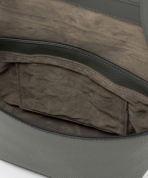 green label relaxing（グリーンレーベルリラクシング）の「シボ レザーライク フラップ ショルダーバッグ（ショルダーバッグ・メンズ・ベージュ/ブラック/グレー系・FREE）」の17枚目の写真