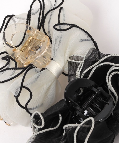 LAKOLE(ラコレ)の「オーガンジーボリュームバンスクリップ / 582034(バレッタ/ヘアクリップ・レディース・ブラック/オフホワイト・FREE)」の4枚目の写真