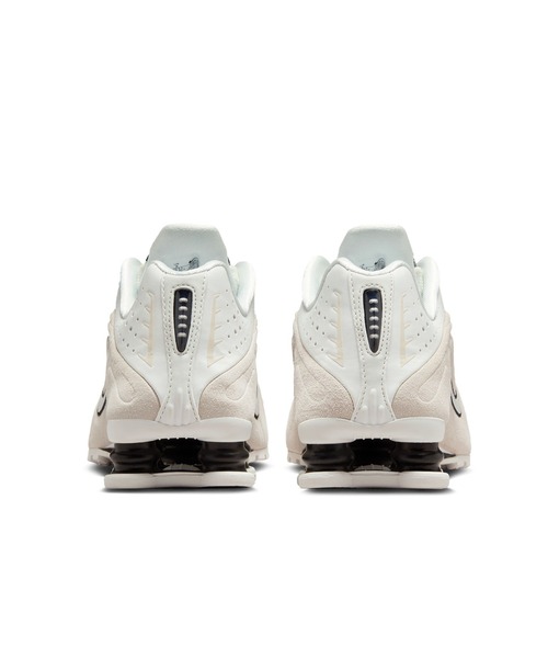 NIKE(ナイキ)の「NIKE WMNS SHOX R4 HQ7739-100(スニーカー・レディース・ベージュ・24cm/23.5cm/24.5cm/23cm/25cm)」の3枚目の写真