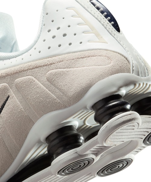 NIKE(ナイキ)の「NIKE WMNS SHOX R4 HQ7739-100(スニーカー・レディース・ベージュ・24cm/23.5cm/24.5cm/23cm/25cm)」の9枚目の写真