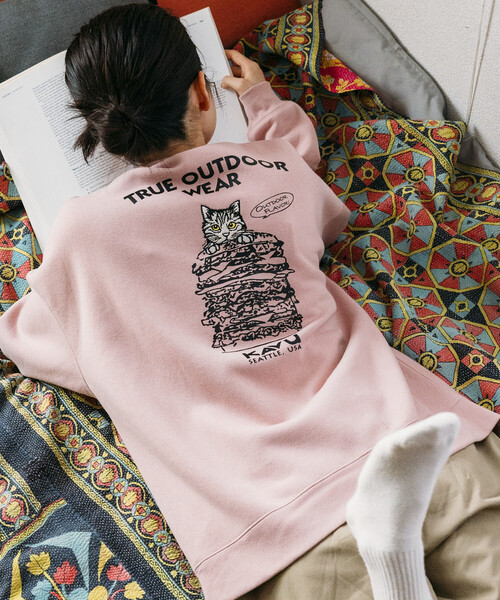 FREAK'S STORE(フリークスストア)の「限定展開 KAVU×FREAK'S STORE/カブ― 別注 デザイン刺繍 クルーネック スウェット / Burger Cat(スウェット・メンズ・スミクロ/ピンク/グレイッシュベージュ/アッシュグレー・SMALL/MEDIUM/LARGE)」の4枚目の写真