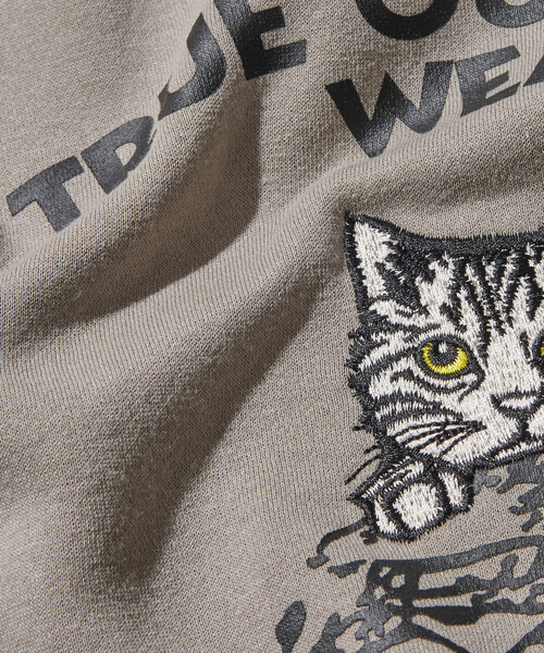 FREAK'S STORE(フリークスストア)の「限定展開 KAVU×FREAK'S STORE/カブ― 別注 デザイン刺繍 クルーネック スウェット / Burger Cat(スウェット・メンズ・スミクロ/ピンク/グレイッシュベージュ/アッシュグレー・SMALL/MEDIUM/LARGE)」の18枚目の写真
