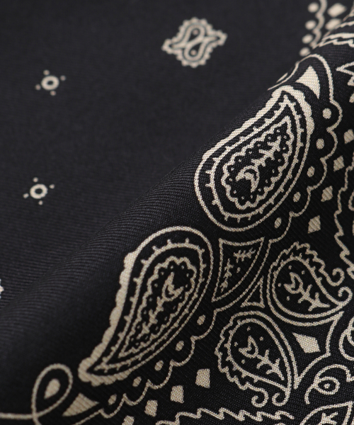 CITYSHOP(シティーショップ)の「AENEIS MINIMUL BANDANA SILK SCARF 68CM:スカーフ(バンダナ/スカーフ・レディース・ブラック・FREE)」の10枚目の写真