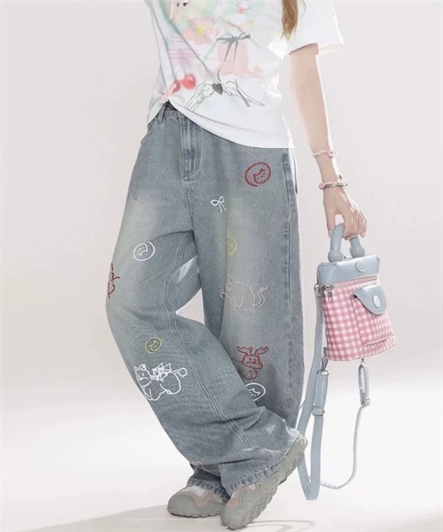 Dream garden(ドリームガーデン)の「ゆったりサイズ 刺繍柄デニムパンツ(デニムパンツ・レディース・ブルー・S/M/L/XL)」の2枚目の写真