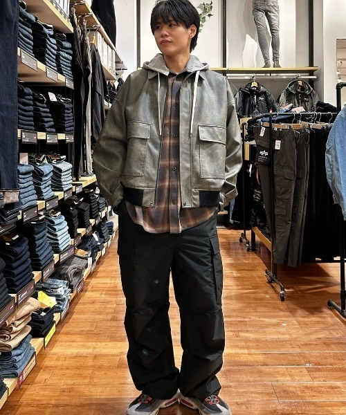 BACK NUMBER（バックナンバー）の「【楽に決まる、大人のカジュアル】【BACK NUMBER】イージーワイドカーゴパンツ（撥水性/ウエスト楽/ワイドシルエット/裾のドローコード）（カーゴパンツ・メンズ・ブラック/グレー/カーキブラウン・L/XL/M）」の21枚目の写真