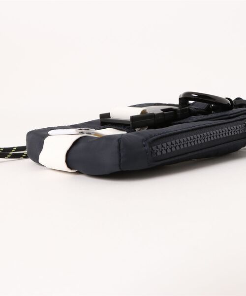 A.P.C.（アーペーセー）の「CROSSBODY POUCH TREK（ボディバッグ/ウエストポーチ・メンズ・ダークネイビー・ONESIZE）」の2枚目の写真