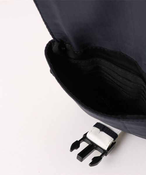 A.P.C.（アーペーセー）の「CROSSBODY POUCH TREK（ボディバッグ/ウエストポーチ・メンズ・ダークネイビー・ONESIZE）」の3枚目の写真