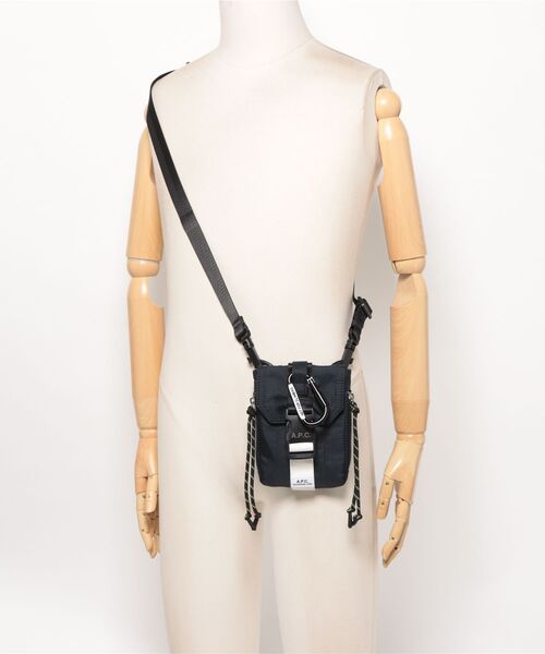 A.P.C.（アーペーセー）の「CROSSBODY POUCH TREK（ボディバッグ/ウエストポーチ・メンズ・ダークネイビー・ONESIZE）」の4枚目の写真