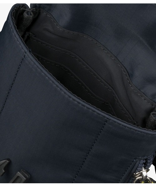 A.P.C.（アーペーセー）の「CROSSBODY POUCH TREK（ボディバッグ/ウエストポーチ・メンズ・ダークネイビー・ONESIZE）」の7枚目の写真