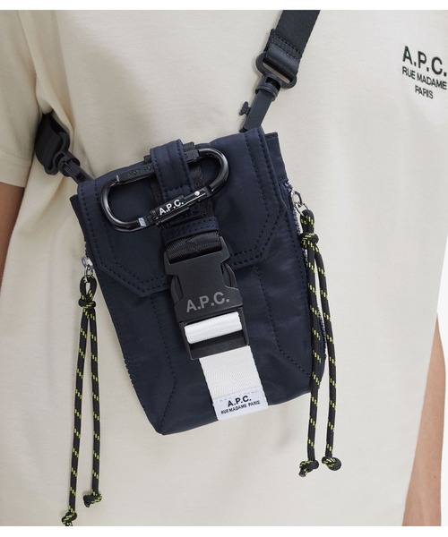 A.P.C.（アーペーセー）の「CROSSBODY POUCH TREK（ボディバッグ/ウエストポーチ・メンズ・ダークネイビー・ONESIZE）」の8枚目の写真