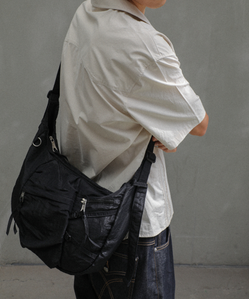 IUGAMAKARAS（イウガマカラス）の「Nylon Strap Hobo Bag (Black)（ショルダーバッグ・レディース・その他・FREE）」の2枚目の写真