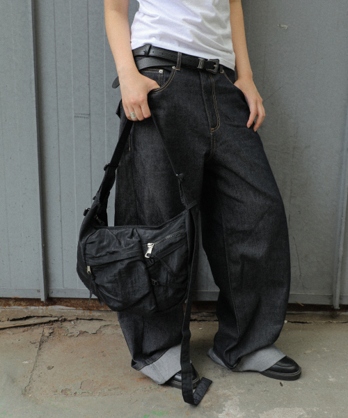 IUGAMAKARAS（イウガマカラス）の「Nylon Strap Hobo Bag (Black)（ショルダーバッグ・レディース・その他・FREE）」の4枚目の写真