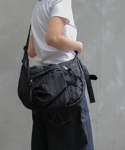 IUGAMAKARAS（イウガマカラス）の「Nylon Strap Hobo Bag (Black)（ショルダーバッグ・レディース・その他・FREE）」の5枚目の写真