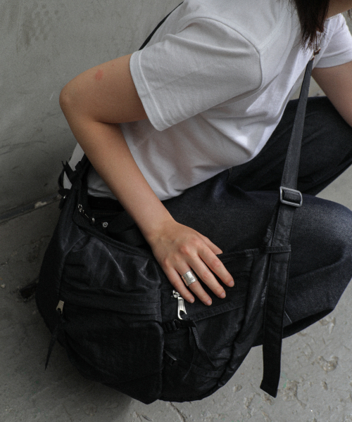 IUGAMAKARAS（イウガマカラス）の「Nylon Strap Hobo Bag (Black)（ショルダーバッグ・レディース・その他・FREE）」の6枚目の写真