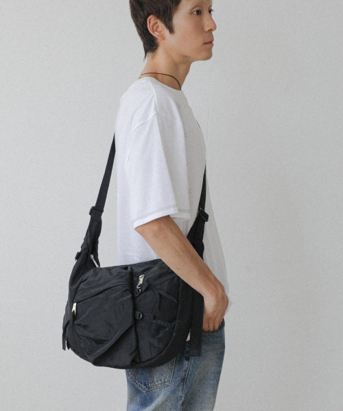 IUGAMAKARAS（イウガマカラス）の「Nylon Strap Hobo Bag (Black)（ショルダーバッグ・レディース・その他・FREE）」の9枚目の写真