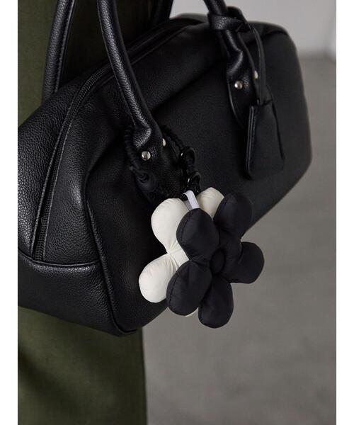 Lugnoncure(ルノンキュール)の「フワフワフラワーチャーム(ネックレス・レディース・ホワイト/ブルー・F)」の1枚目の写真