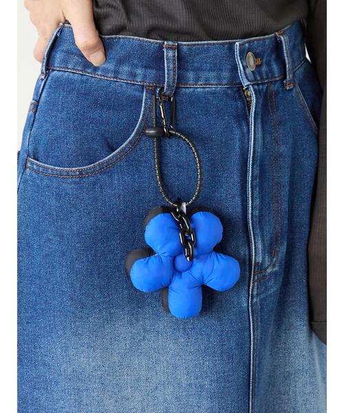 Lugnoncure(ルノンキュール)の「フワフワフラワーチャーム(ネックレス・レディース・ホワイト/ブルー・F)」の2枚目の写真