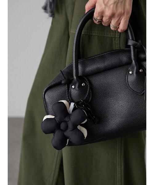 Lugnoncure(ルノンキュール)の「フワフワフラワーチャーム(ネックレス・レディース・ホワイト/ブルー・F)」の3枚目の写真