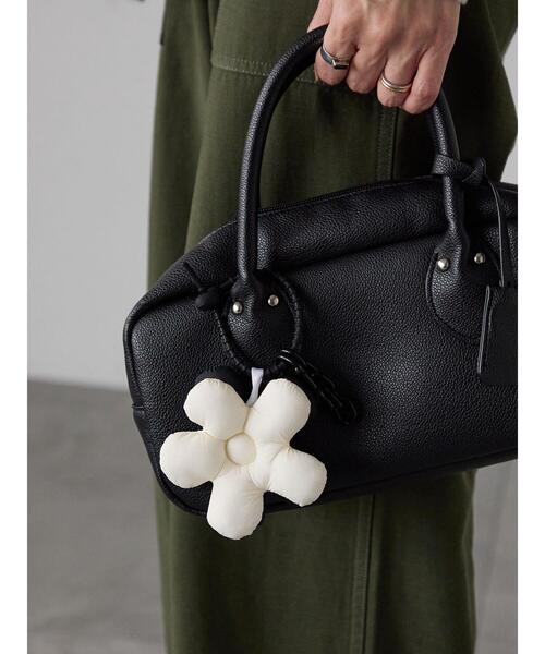 Lugnoncure(ルノンキュール)の「フワフワフラワーチャーム(ネックレス・レディース・ホワイト/ブルー・F)」の4枚目の写真