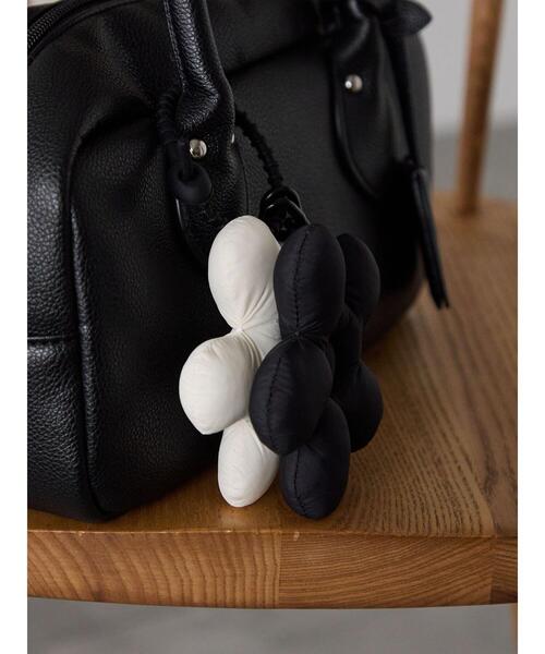 Lugnoncure(ルノンキュール)の「フワフワフラワーチャーム(ネックレス・レディース・ホワイト/ブルー・F)」の5枚目の写真