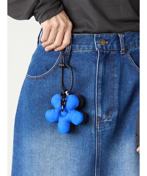 Lugnoncure(ルノンキュール)の「フワフワフラワーチャーム(ネックレス・レディース・ホワイト/ブルー・F)」の6枚目の写真