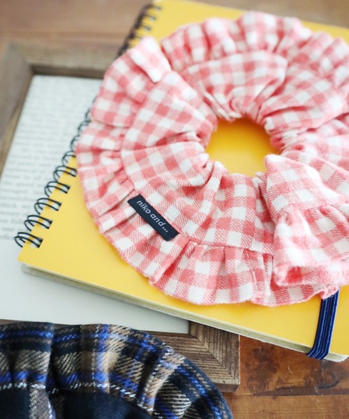 niko and...（ニコアンド）の「チェック柄フリルシュシュ（シュシュ・レディース・イエロー/レッド/ブラウン/ブルー・0）」の4枚目の写真