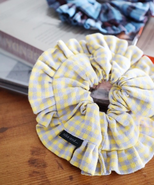 niko and...（ニコアンド）の「チェック柄フリルシュシュ（シュシュ・レディース・イエロー/レッド/ブラウン/ブルー・0）」の3枚目の写真