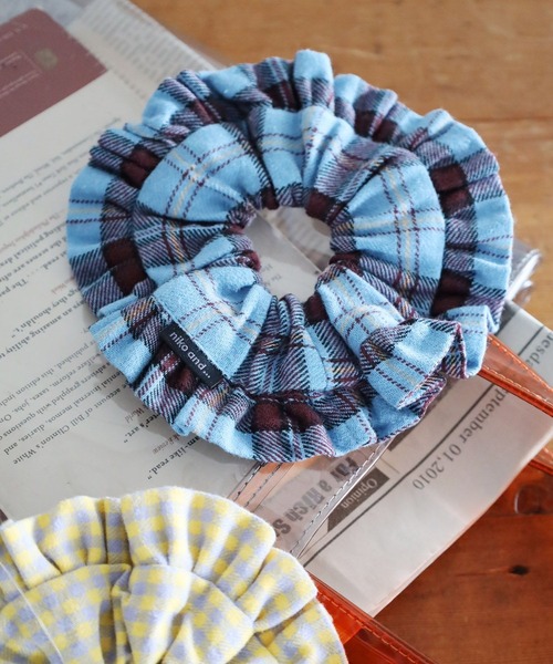 niko and...（ニコアンド）の「チェック柄フリルシュシュ（シュシュ・レディース・イエロー/レッド/ブラウン/ブルー・0）」の2枚目の写真