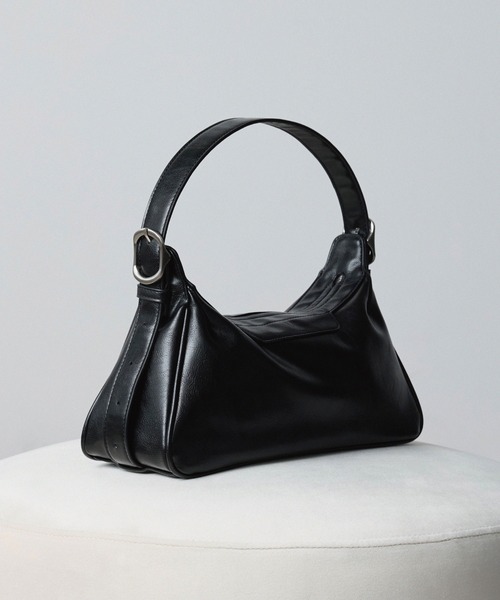 WYM LIDNM（ウィム バイ リドム）の「EMBOSSED SOFT GLOW SHOULDER BAG（ショルダーバッグ・メンズ・ブラック・FREE）」の2枚目の写真