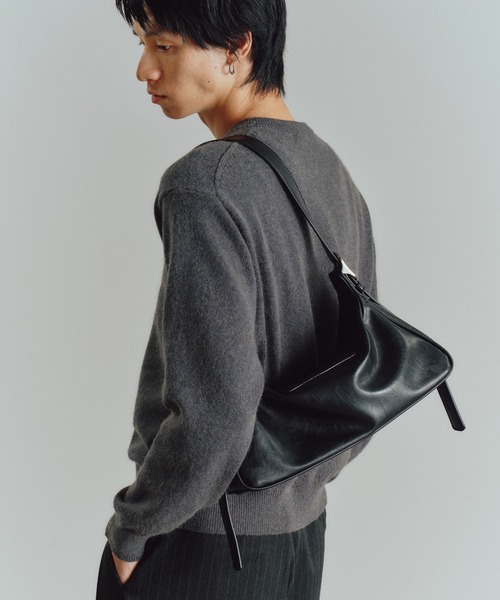 WYM LIDNM（ウィム バイ リドム）の「EMBOSSED SOFT GLOW SHOULDER BAG（ショルダーバッグ・メンズ・ブラック・FREE）」の3枚目の写真