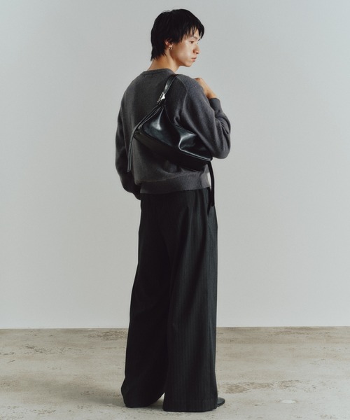 WYM LIDNM（ウィム バイ リドム）の「EMBOSSED SOFT GLOW SHOULDER BAG（ショルダーバッグ・メンズ・ブラック・FREE）」の4枚目の写真