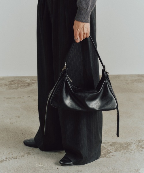 WYM LIDNM（ウィム バイ リドム）の「EMBOSSED SOFT GLOW SHOULDER BAG（ショルダーバッグ・メンズ・ブラック・FREE）」の5枚目の写真