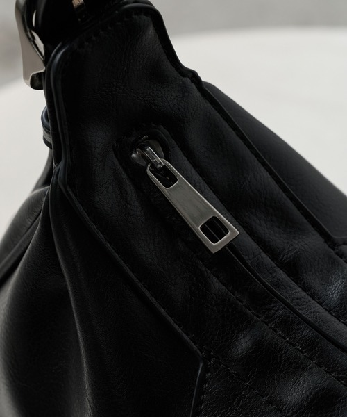 WYM LIDNM（ウィム バイ リドム）の「EMBOSSED SOFT GLOW SHOULDER BAG（ショルダーバッグ・メンズ・ブラック・FREE）」の10枚目の写真